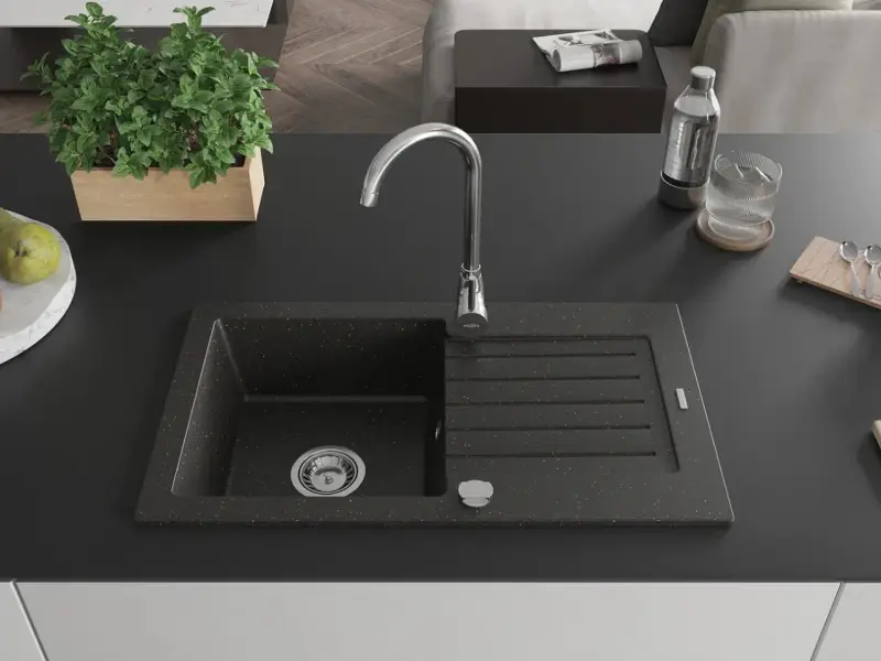 Fregadero moderno con grifo cromado y escurridor. La altura del desague fregadero es ideal para el uso diario.