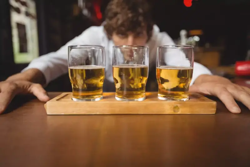 Barman prezentuje trzy kieliszki piwa. Zastanawiasz się, ile kalorii ma piwo?