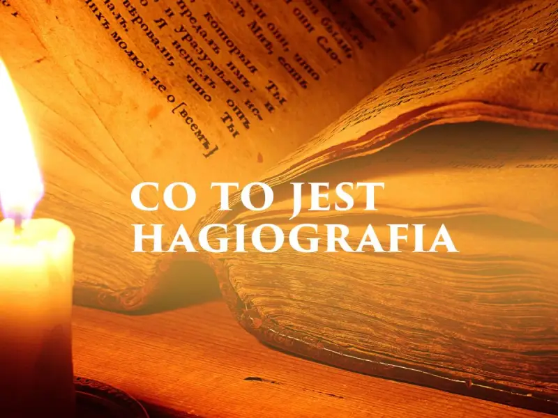 Płonąca świeca oświetla starą księgę, której strony pokryte są tekstem. Na pierwszym planie widnieje napis "CO TO JEST HAGIOGRAFIA", sugerujący treść związaną z żywotami świętych.