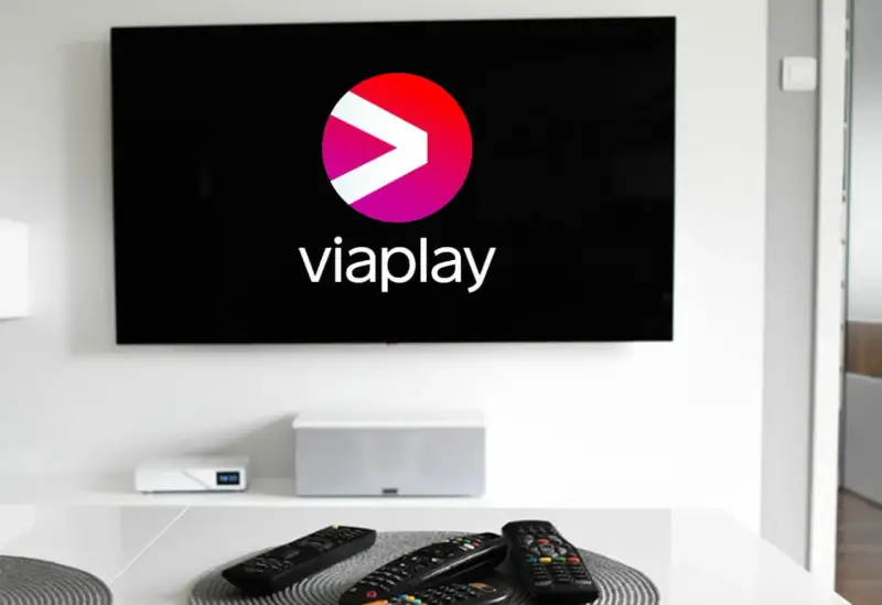 Telewizor z logo Viaplay. Na stole piloty, gotowi do oglądania.