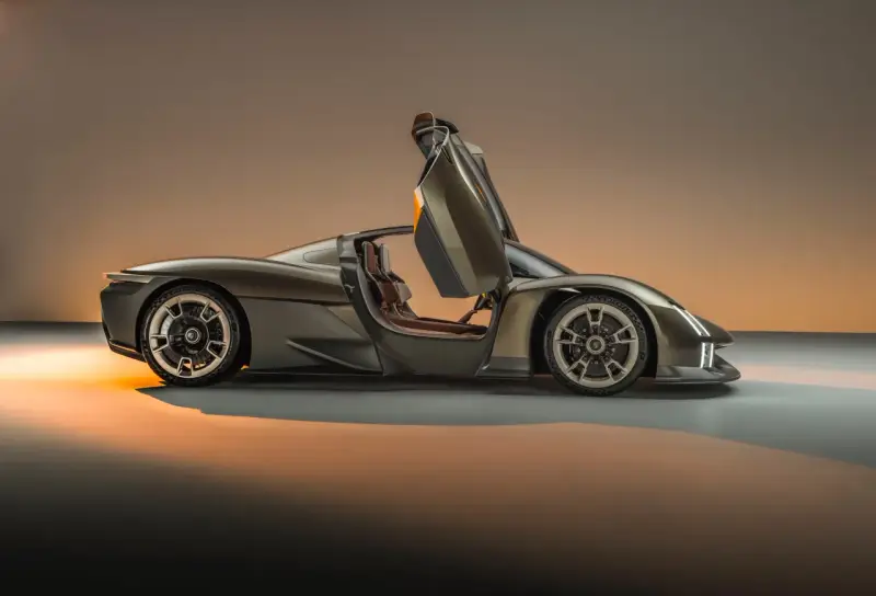 Porsche 918 Spyder z otwartymi drzwiami, widok z boku, w brązowym kolorze.