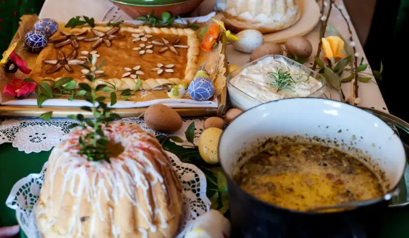 Kiedy śniadanie wielkanocne: babka, mazurek, jajka, chrzan i żurek na stole.