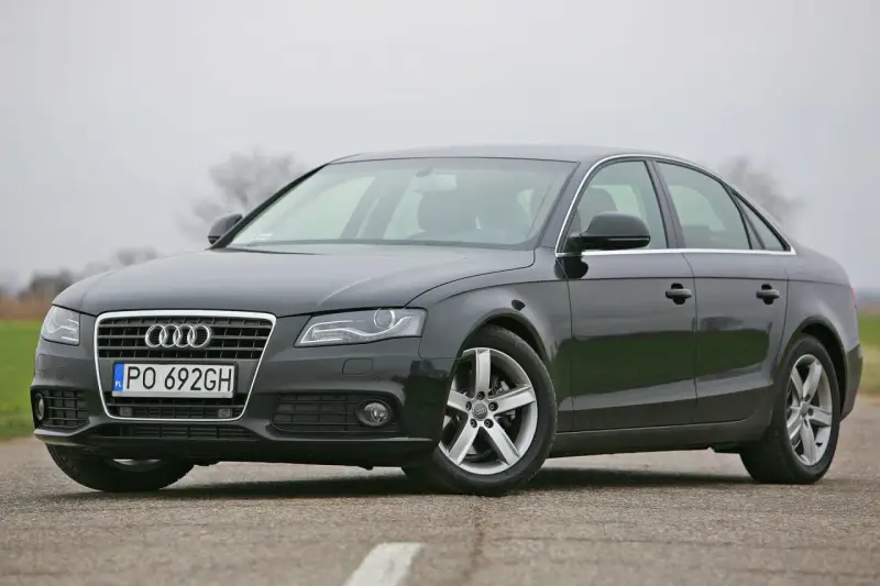 Ciemnoszare Audi A4 B8 2.0 TDI 143 KM na drodze. Zastanawiasz się, jaki akumulator do Audi A4 B8 2.0 TDI 143 KM będzie najlepszy?