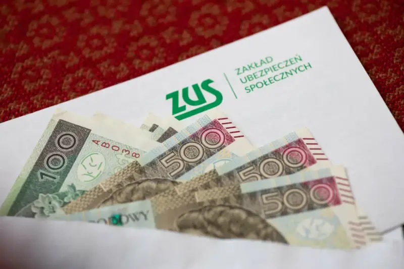 Koperta ZUS z banknotami 100 i 500 zł. Zapewnia spokój ducha dzięki ubezpieczeniu wypadkowemu.