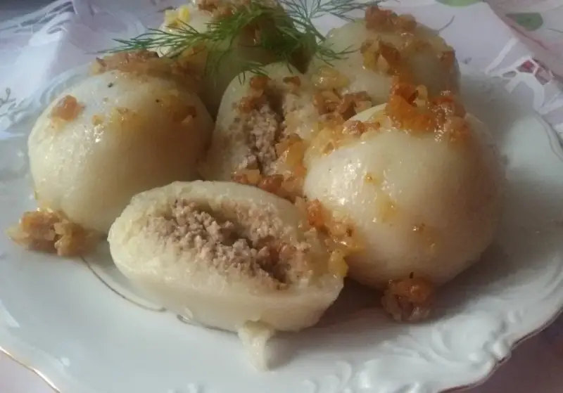 Pyzy z mięsem, przepis Siostry Anieli, gotowe do podania. Pyszne, domowe danie, które zachwyci każdego.