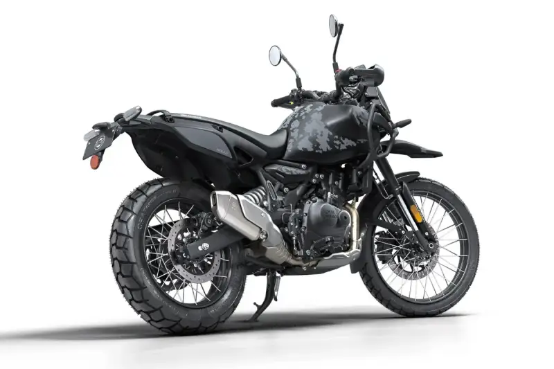 Czarny motocykl Royal Enfield Himalayan z szarym kamuflażem na baku, gotowy na każdą wyprawę.