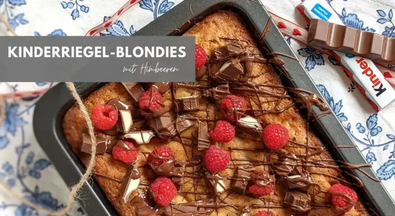 Kinderriegel-Blondies mit Himbeeren: Ein saftiger Kuchen, dekoriert mit Schokolade und frischen Beeren. Perfekt für das Blondies Rezept!