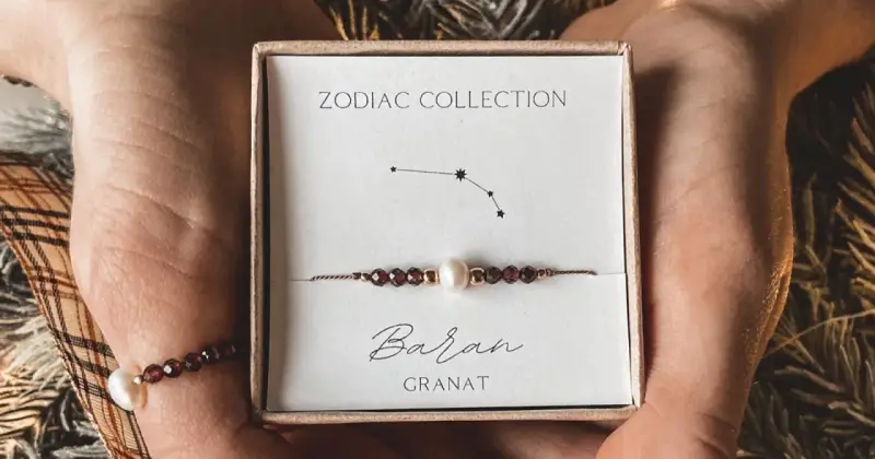 Bransoletka z granatów i perłą, symbolizująca znak zodiaku Baran. Kamień ten dodaje energii i odwagi.