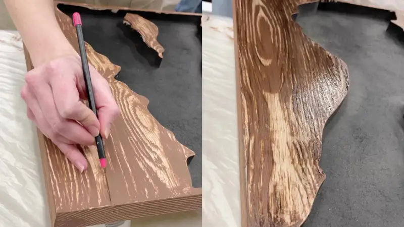 Mano detallando un diseño para pintar efecto madera sobre una superficie.