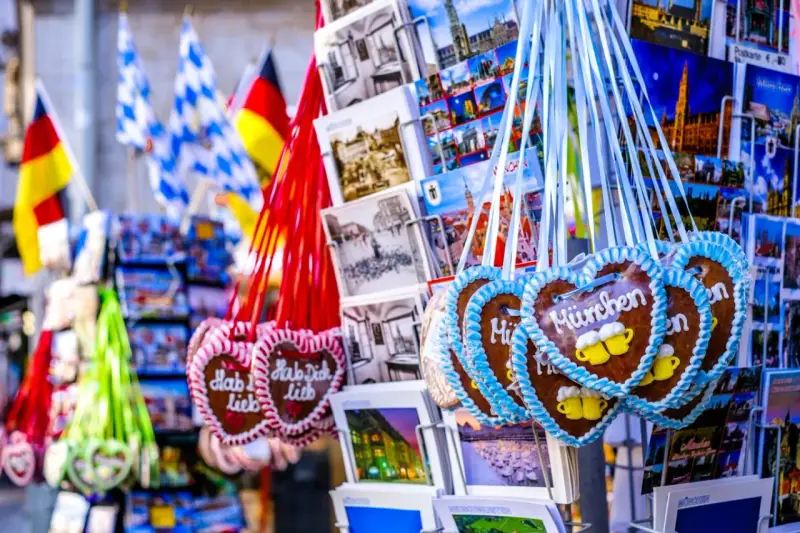 Serce z piernika z napisem "München" i kufelkami piwa, pocztówki z Niemiec. Idealne pamiątki, co warto kupić w Niemczech.