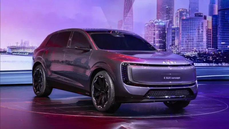Futurystyczny suv Audi E SUV concept prezentowany na tle miejskiej panoramy.