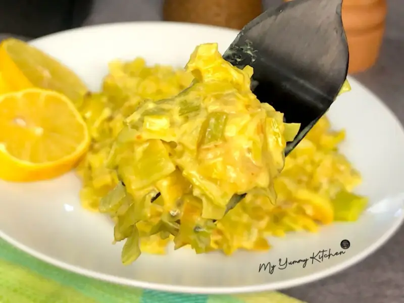 Délicieuse recette avec poireaux crémeux, servie avec des quartiers de citron. Un plat réconfortant et plein de saveurs.