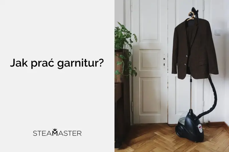 Brązowy garnitur wisi na stojaku obok parownicy. Czy garnitur można prać w pralce? Zobacz, jak odświeżyć ubranie.
