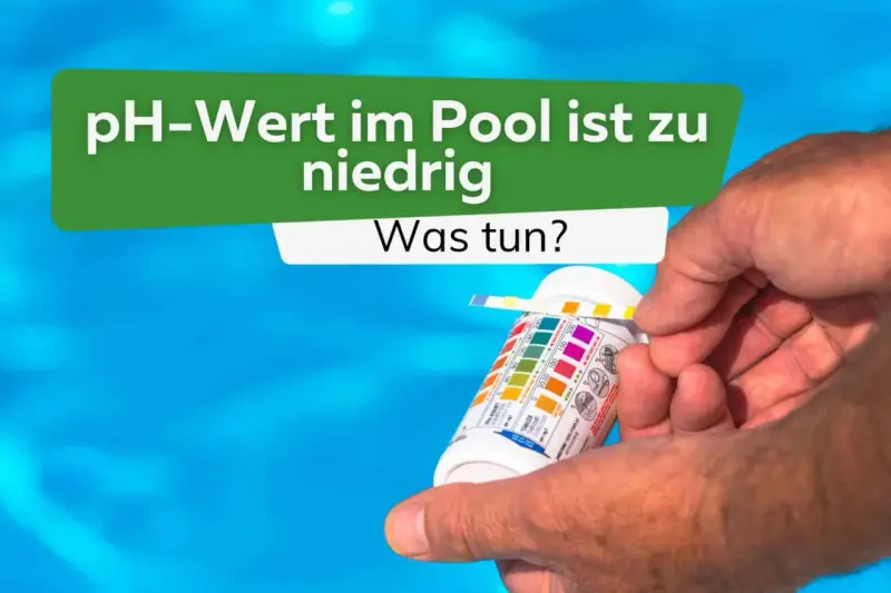 Hand hält Teststreifen, um den pH-Wert im Pool zu berechnen. Der Text fragt: "pH-Wert im Pool ist zu niedrig. Was tun?