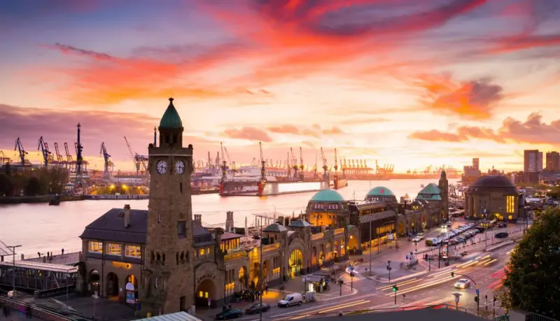 Spektakulärer Sonnenuntergang über Hamburgs Hafen. Perfekt für deine Hamburg Ferien 2025!