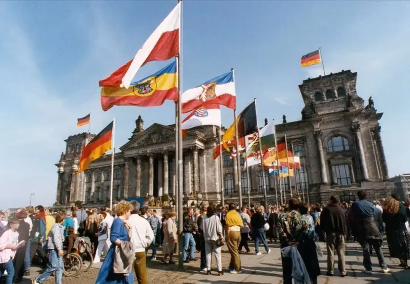 Många flaggor vajar framför Riksdagshuset i Berlin, en symbol för nationell stolthet och nationalismens betydelse.