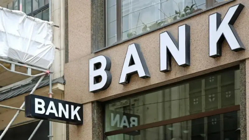 Napis "BANK" na fasadzie budynku. Obok rusztowanie, jakby przygotowania do remontu przed bank holiday.