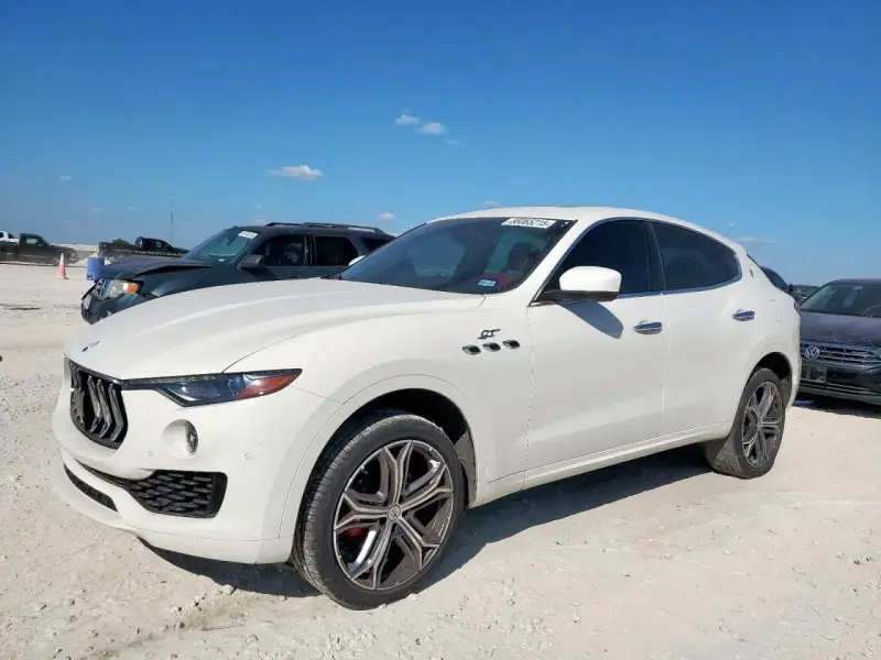 Biały Maserati Levante GT na placu. Sprawdź aktualną maserati levante cena i dostępność.
