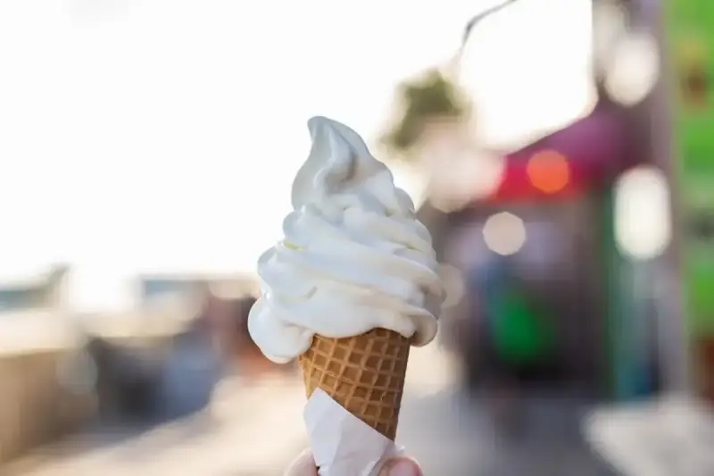 Pyszne lody włoskie w wafelku, idealne na upalny dzień. Choć kuszą smakiem, warto pamiętać o ich kcal.