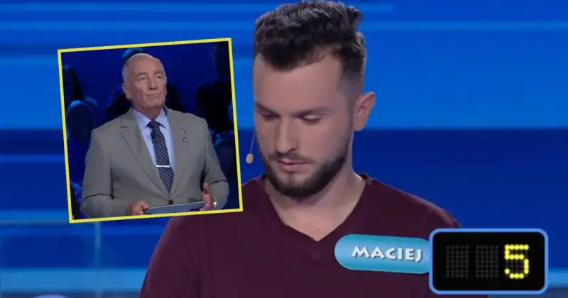 Maciej w Familiadzie zastanawia się, jakie mamy rodzaje mąki. Prowadzący w garniturze trzyma tablet.