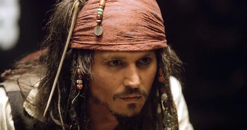 Johnny Depp jako Kapitan Jack Sparrow w filmach z serii Piraci z Karaibów. Charakterystyczna bandana i koraliki we włosach.