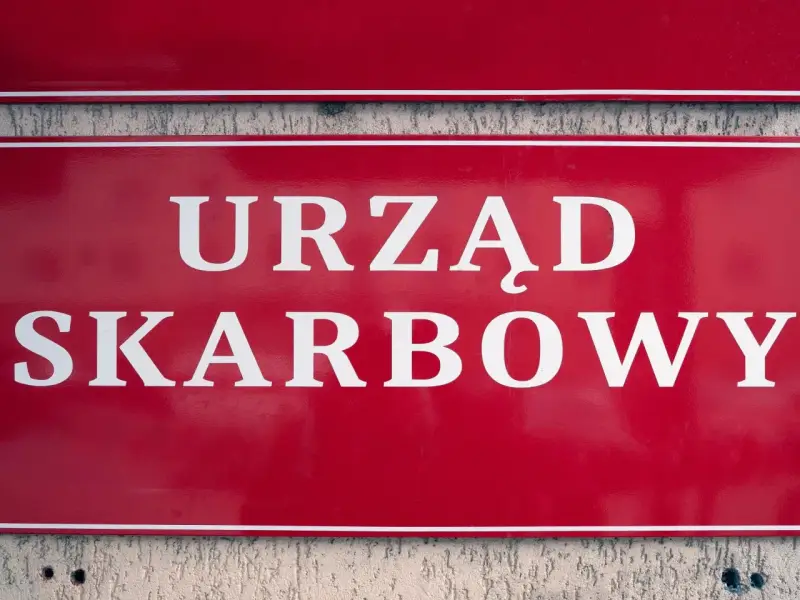 Czerwony szyld z białym napisem "URZĄD SKARBOWY". Właściciel konta bankowego powinien pamiętać o obowiązkach wobec urzędu skarbowego.