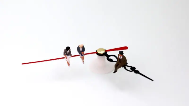 Trois figurines assises sur les aiguilles d'une horloge, symbolisant l'équivalence BAFD et la gestion du temps.