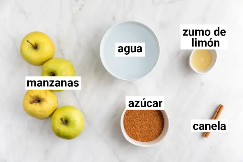 Ingredientes para compota de manzana: manzanas, agua, azúcar, limón y canela.