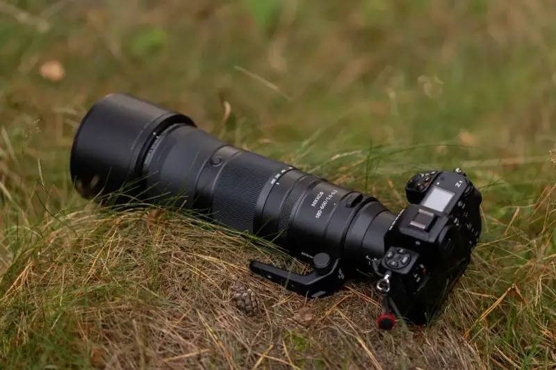Profesjonalny aparat Nikon Z8 z obiektywem Nikkor 180-600mm leży na trawie. To co to jest aparat, to narzędzie do uwieczniania chwil.