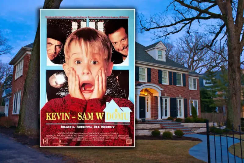 Plakat "Kevin - Sam w domu" obok domu, gdzie obejrzeć ten świąteczny hit.