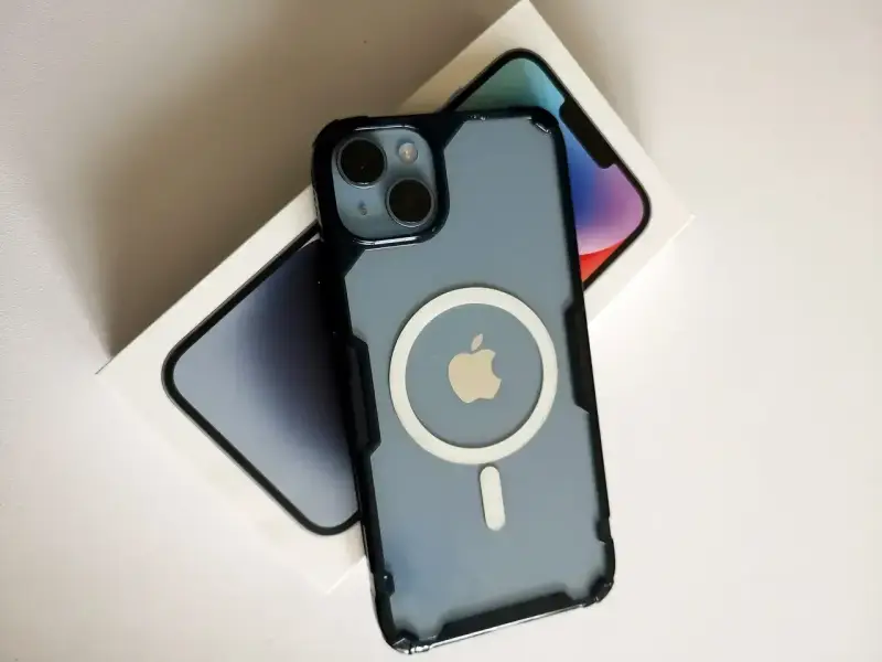 Nowy iPhone w etui z MagSafe, gotowy do robienia zdjęć. Dobry aparat w telefonie to podstawa!