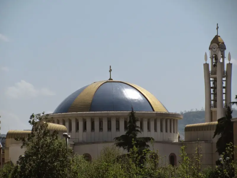 Imponująca kopuła i wieża kościelna symbolizują bogatą albania religia.