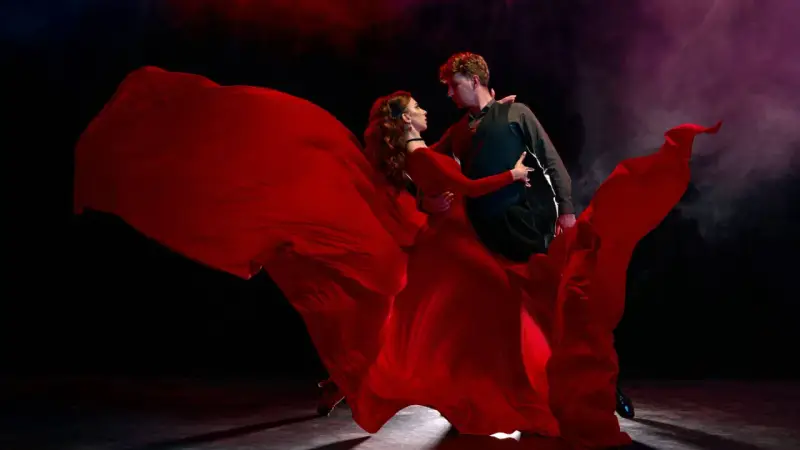 Tancerze w czerwieniach, w wirze sukni, tworzą emocjonujący performance. To sztuka ruchu, która porusza.