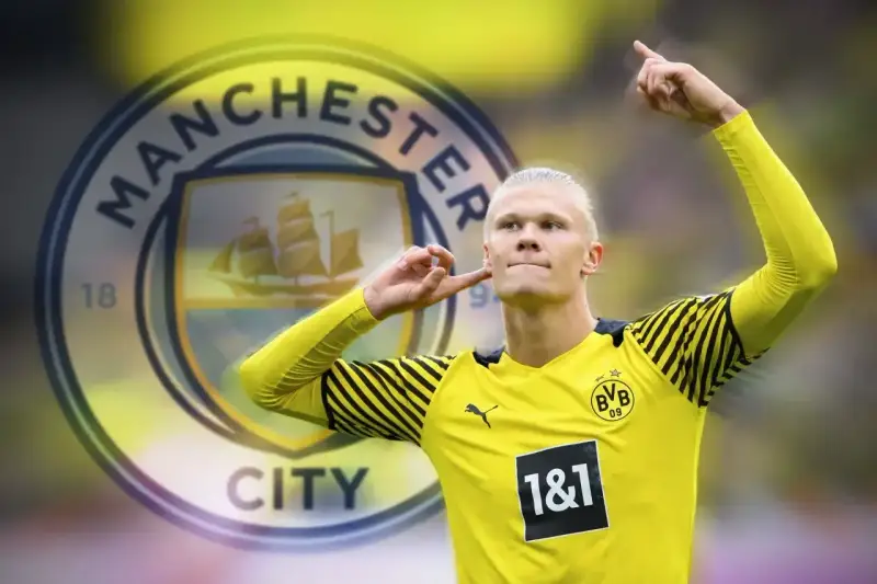 Erling Haaland w żółtej koszulce z logo Manchester City.