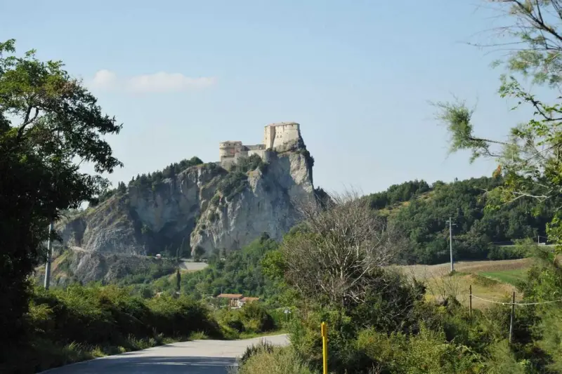 Fortezza medievale su uno sperone roccioso, un gioiello da scoprire tra le cose da vedere in Riviera Romagnola.
