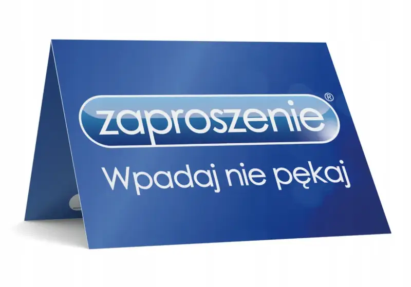 Niebieskie zaproszenie z napisem "Wpadaj nie pękaj". Idealne, by potwierdzić przybycie na urodziny i nie przegapić zabawy!