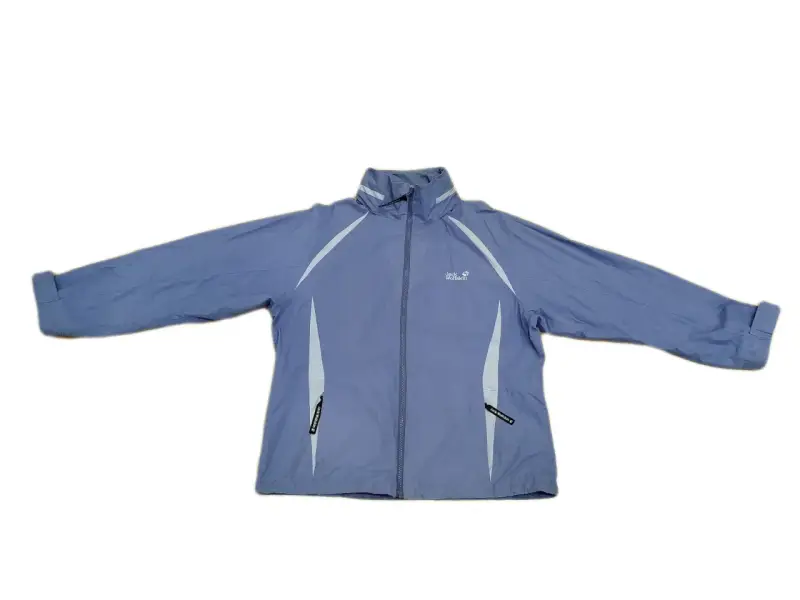 Niebieska kurtka Jack Wolfskin, znanej firmy odzieżowej, z białymi wstawkami i logo.