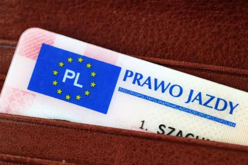 Polskie prawo jazdy w portfelu. Czas na wymianę dokumentu, by móc legalnie podróżować.