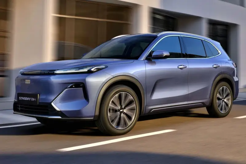 Niebieski SUV Geely Starray EM-i w ruchu drogowym.