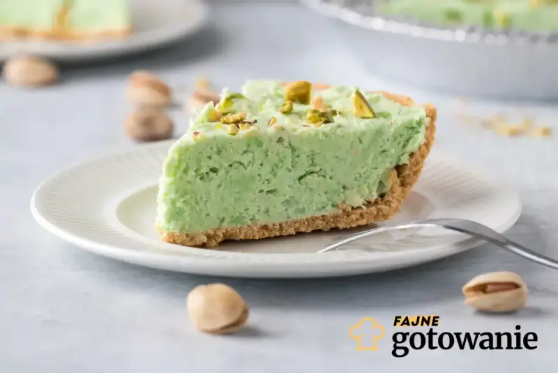 Pyszny krem pistacjowy z mascarpone na kruchym spodzie, posypany posiekanymi pistacjami. Idealny deser dla miłośników orzechowych smaków.