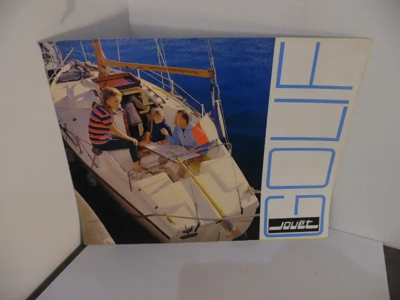 Une famille profite d'une journée ensoleillée à bord d'un voilier Golif. Le bateau est amarré, et ils semblent planifier leur prochaine aventure nautique.