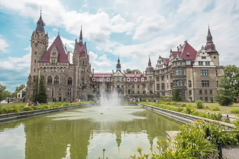 Zamek Moszna, gdzie jest, zachwyca architekturą i stawem z fontanną.