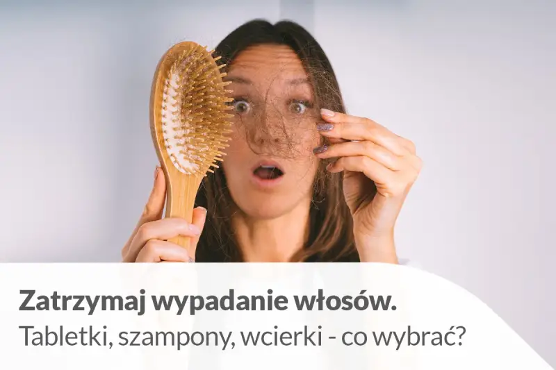 Zaskoczona kobieta trzyma szczotkę z garścią wypadających włosów. Szuka rozwiązania, np. tabletek na porost włosów.