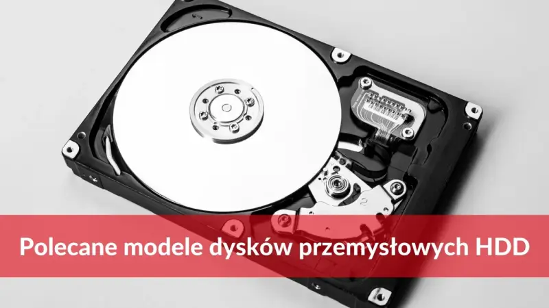 Odkryj, jaki dysk do monitoringu będzie najlepszy. Widok otwartego dysku HDD z błyszczącymi talerzami i elektroniką.