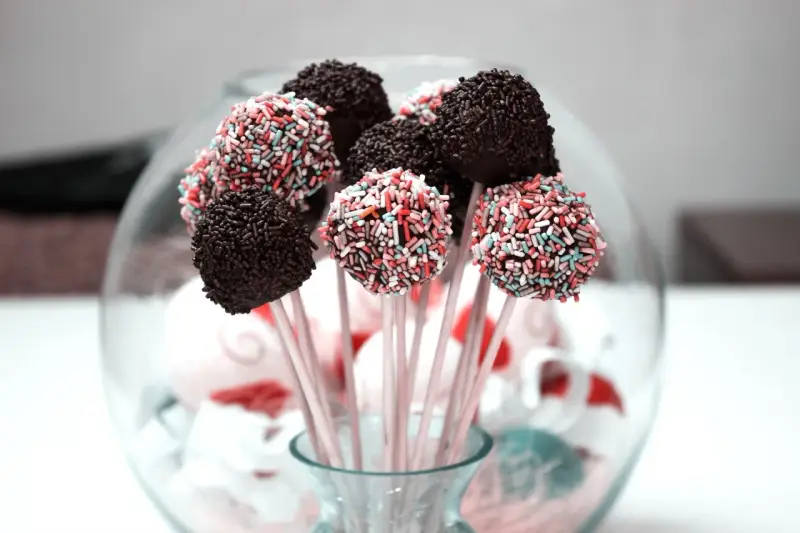 Kolorowe cake pops w czekoladzie i posypce, idealne na imprezę. Przepis na cake pops jest prosty!