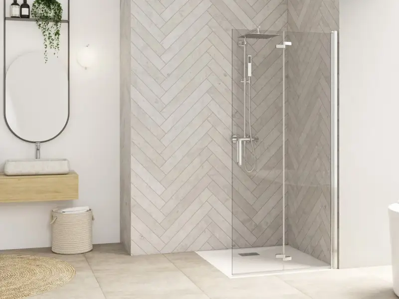 Salle de bain moderne avec douche à l'italienne. Le nettoyage de vitre douche est facilité par le design épuré.
