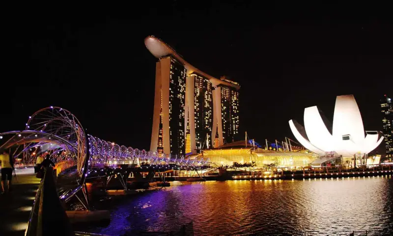 Nocny widok na Marina Bay Sands i most Helix w Singapurze, stolicy.