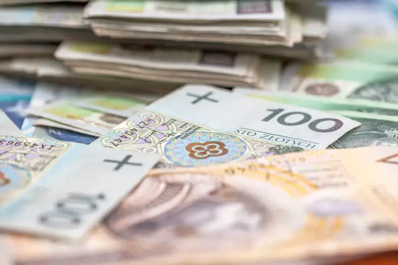 Stos banknotów 100 złotych. Taka stawka godzinowa to marzenie przy umowie zlecenie.
