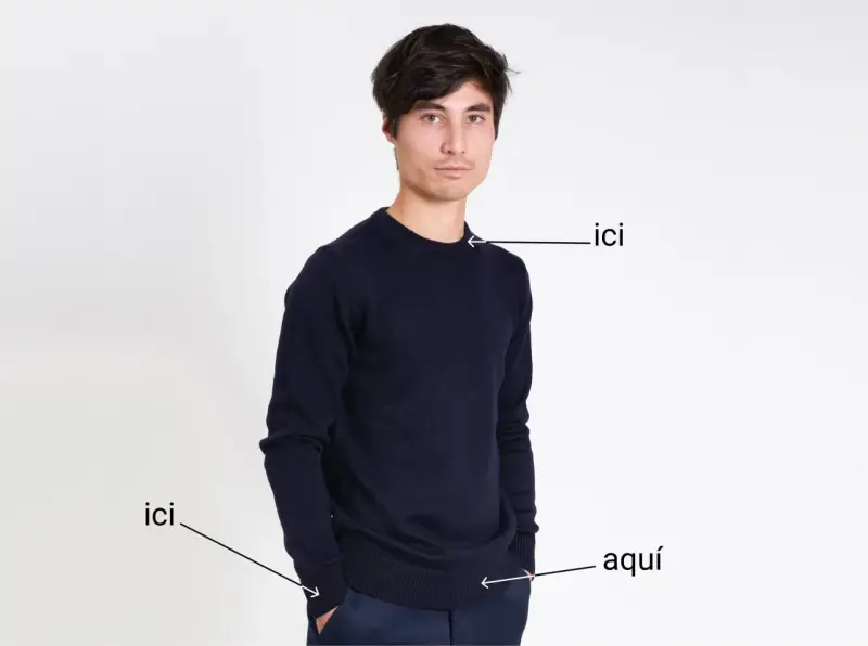 Un homme porte un pull bleu marine. Le tissu pul endroit envers est visible sur le bord du pull.