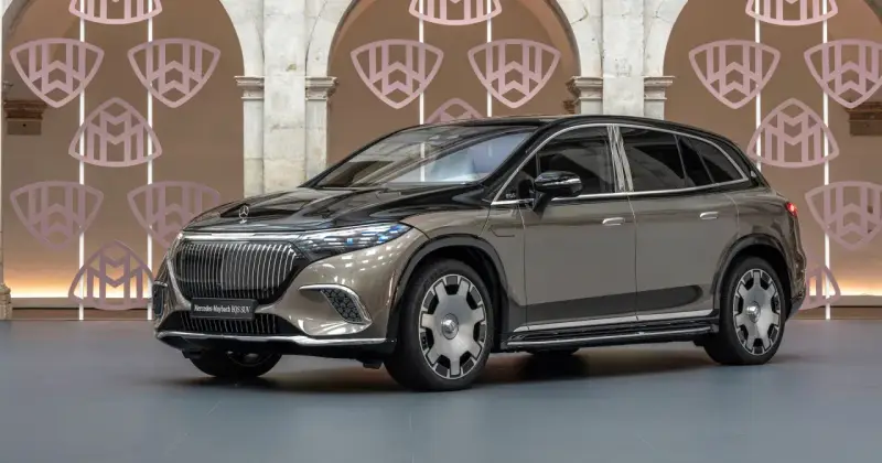 Elegancki Maybach SUV w kolorze brązowo-czarnym prezentuje się luksusowo na tle ozdobnej ściany.